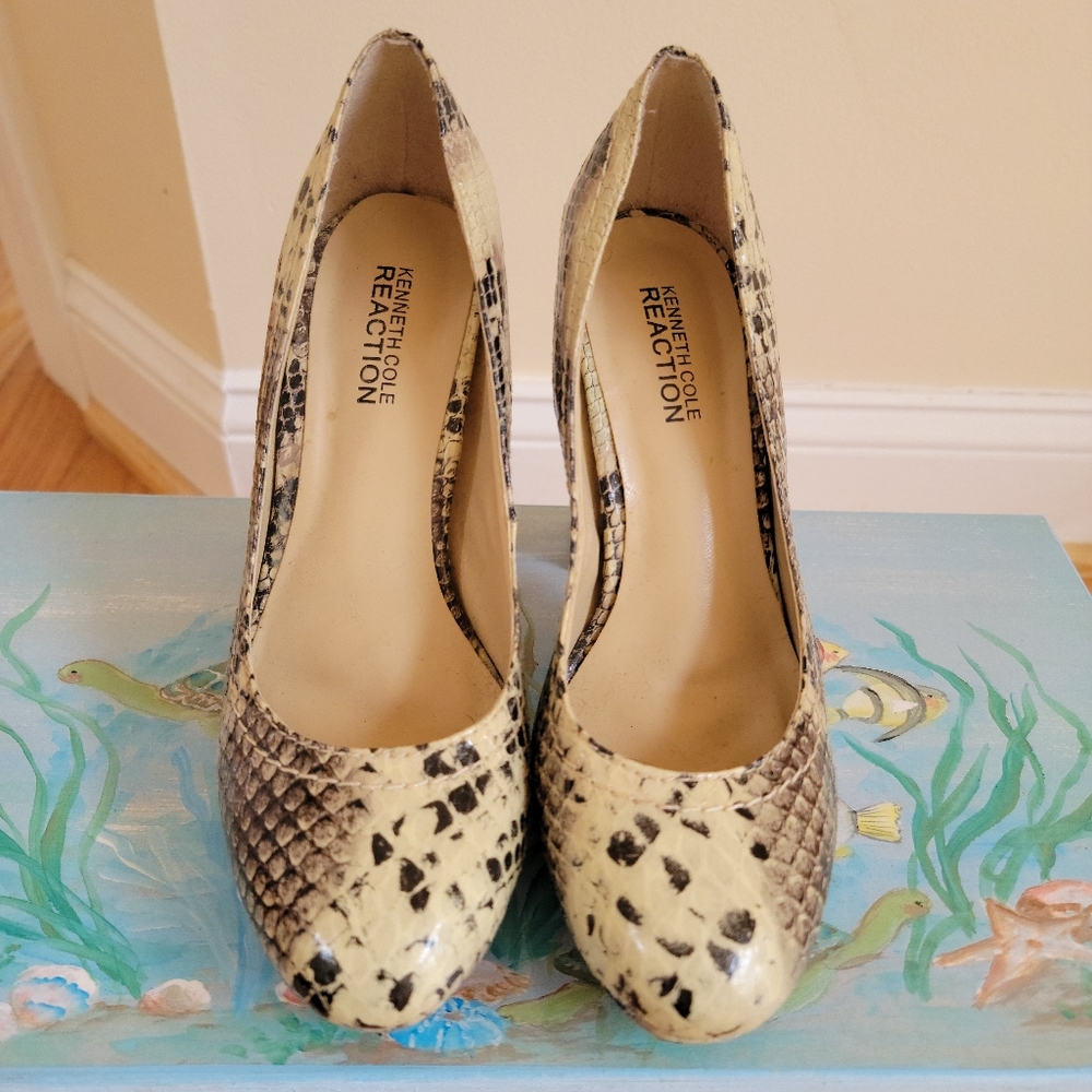 Kenneth Cole Reaction faux skin pumps